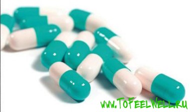 голубые капсулы таблетки на белом фоне