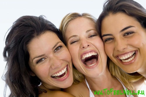три девушки смеются на белом фоне