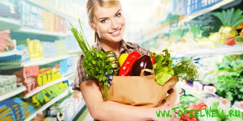 девушка держит пакет с овощами