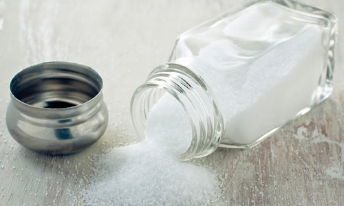 солонка с солью на столе