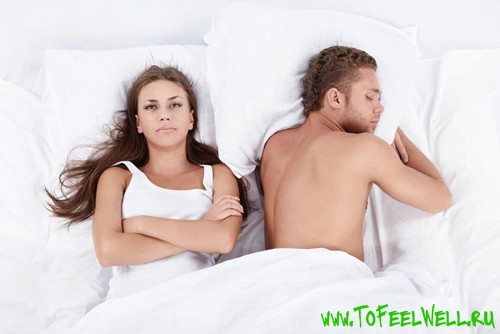 парень и девушка лежат в постели