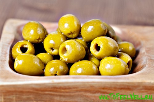 консервированные оливки на тарелке