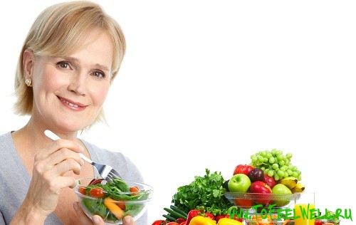 пожилая женщина и овощи на белом фоне